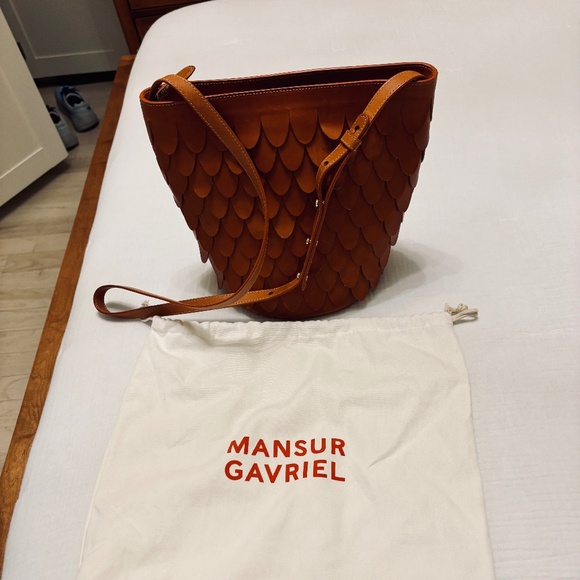 Mansur Gavriel Handbags - Mansur Gavriel Scalloped leather crossbody bucket in Camel